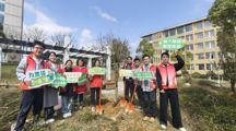 探花直播
组织师生参加“贵山石榴红”植树活动