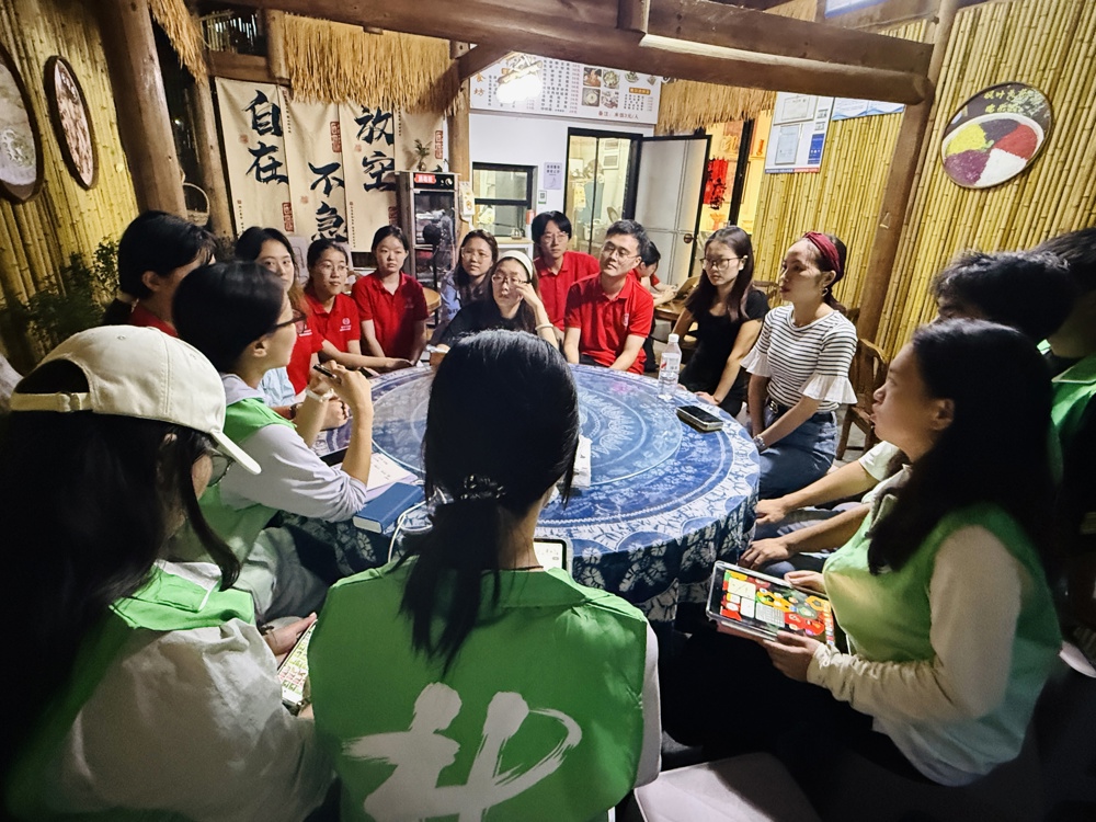 两校实践队开展座谈会